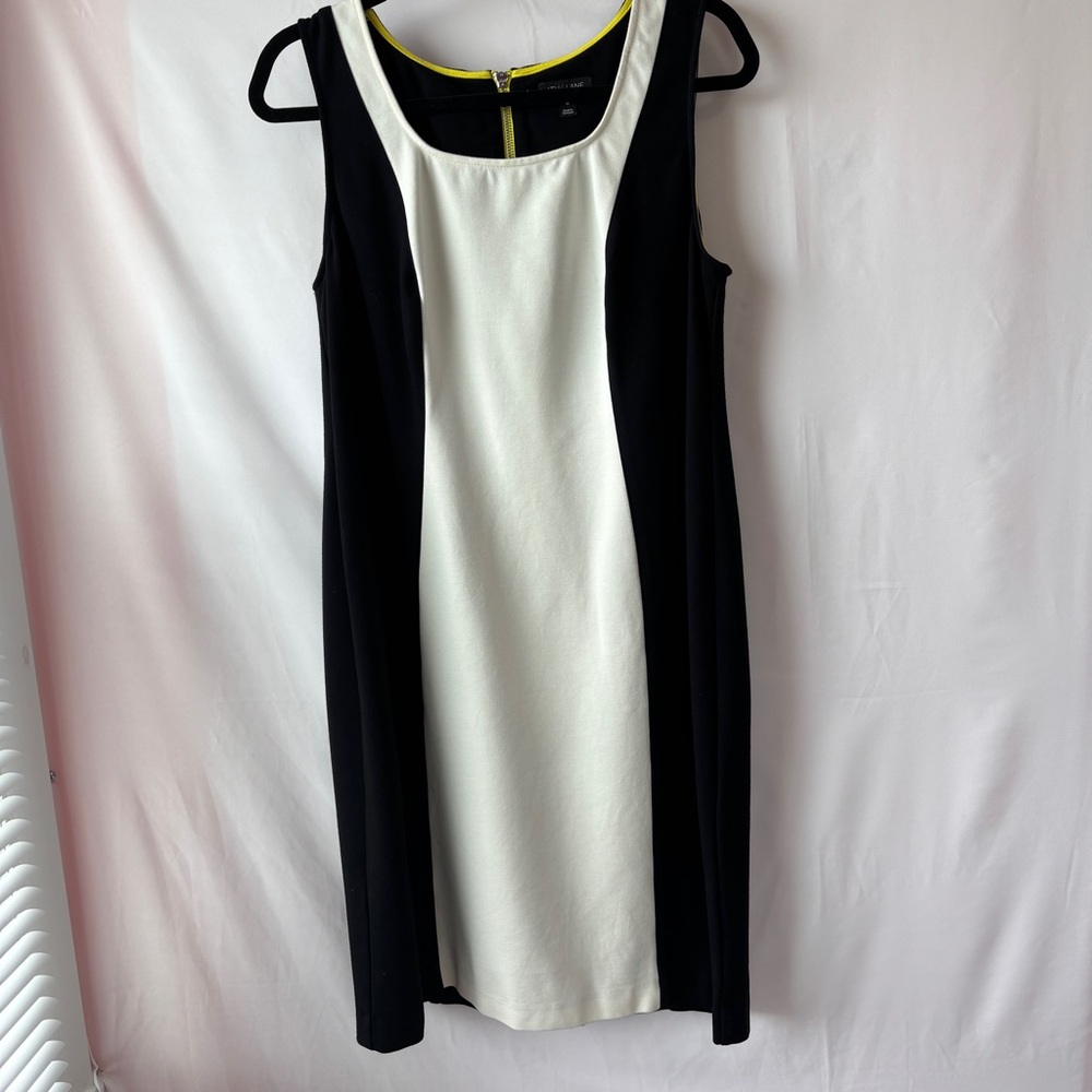 6th & Lane Sz 16 Black, White &Yellow sq neck back zip slimming
